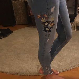 Stitched flower detailed Zara jeans